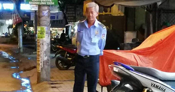 Cảm động về cách cư xử của bác bảo vệ già với người đàn ông tâm thần