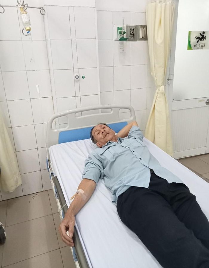 Ông Hùng đang nằm theo dõi tại bệnh viện sau khi bị giám đốc bệnh viện FV đánh