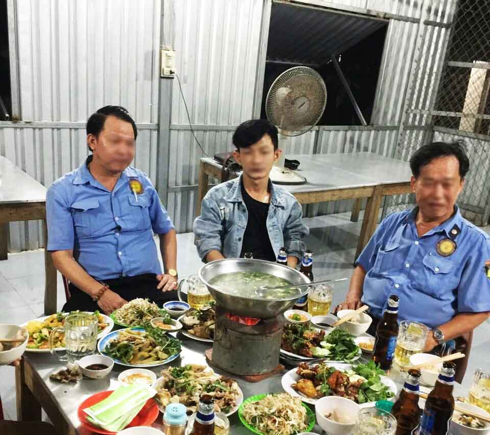 Bảo vệ ăn nhậu ch&egrave; ch&eacute;n tại nh&agrave; đội l&agrave; rất kh&ocirc;ng n&ecirc;n