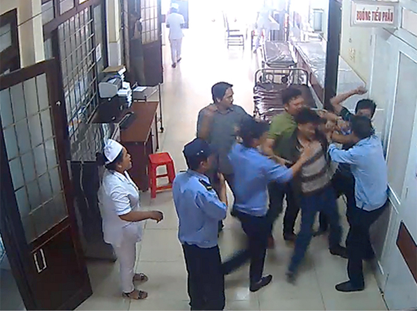 Bảo vệ đ&aacute;nh người