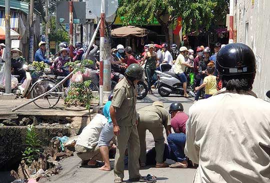 Bị quỵt tiền lương, anh bảo vệ lấy dao rạch tay giữa đường