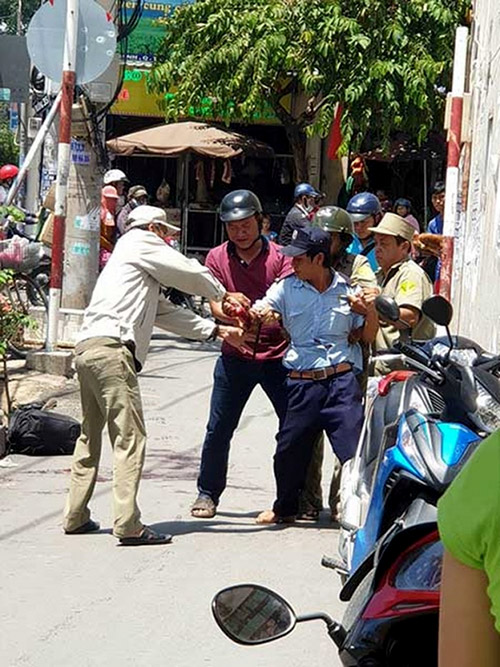 Bị quỵt tiền lương, anh bảo vệ lấy dao rạch tay giữa đường