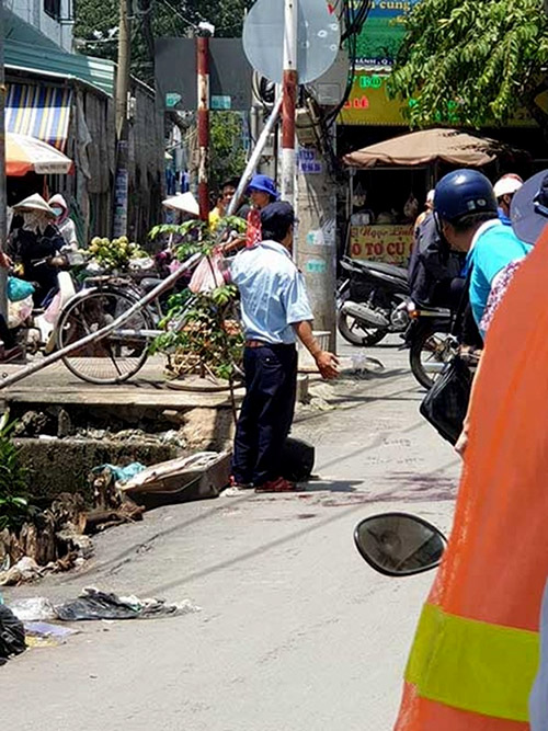 Bị quỵt tiền lương, anh bảo vệ lấy dao rạch tay giữa đường