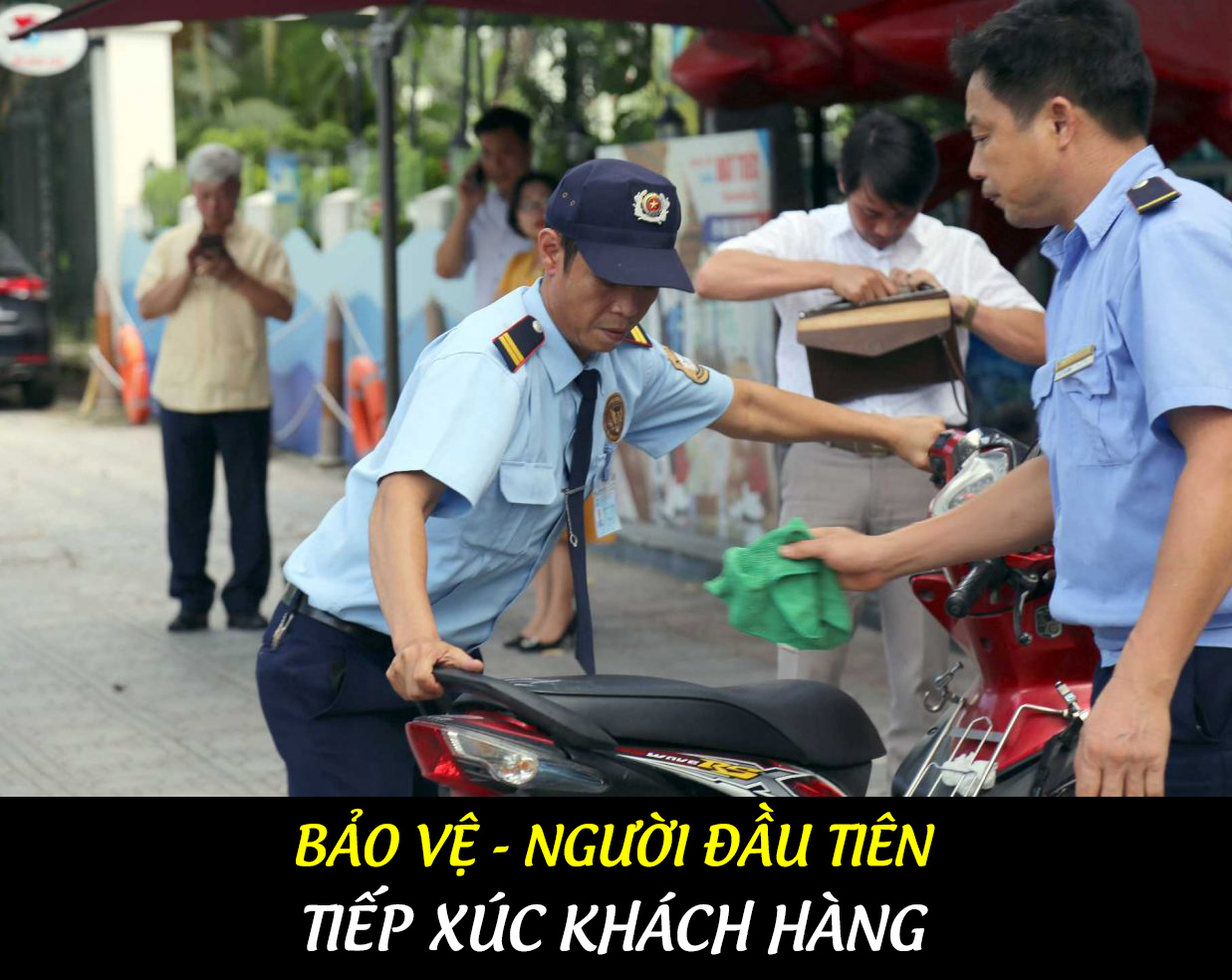 Nh&acirc;n vi&ecirc;n bảo vệ l&agrave; người đầu ti&ecirc;n tiếp x&uacute;c kh&aacute;ch h&agrave;ng