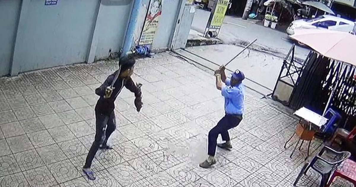 CHÉM BẢO VỆ VÌ KHÔNG CHO GỬI ĐỒ Ở CỔNG. Hồi chuông cảnh tỉnh về vấn đề giáo dục sự kiềm chế cho giới trẻ