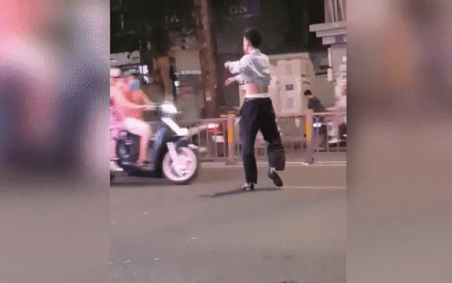 Bảo vệ say xỉn đ&aacute;nh người đi đường