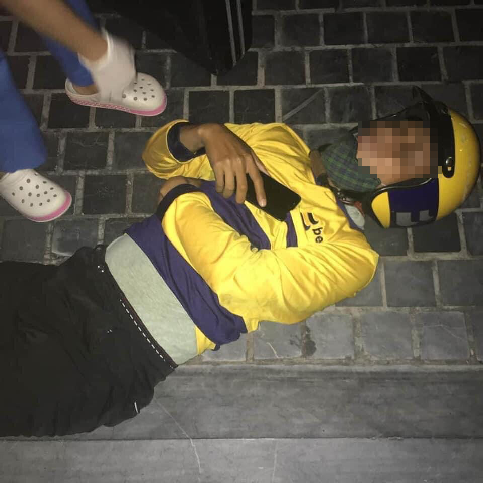  24h Hai thanh ni&ecirc;n t&ocirc;ng v&agrave;o t&agrave;i xế xe &ocirc;m c&ocirc;ng nghệ