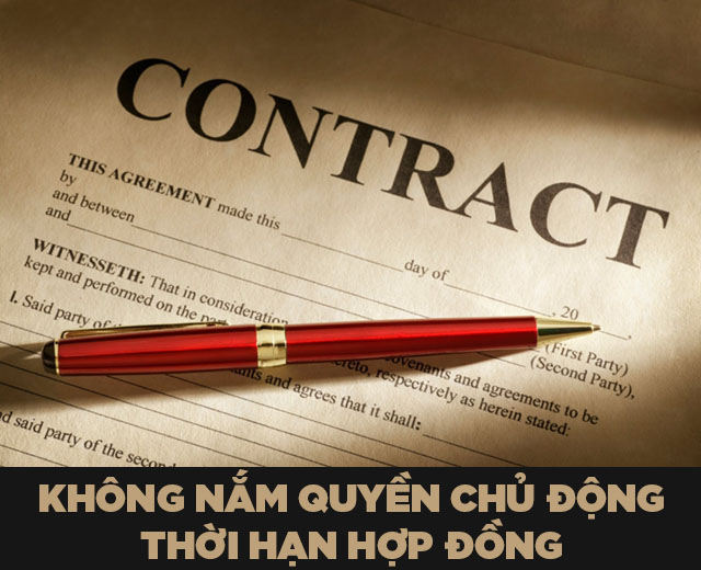 Không nắm được quyền chủ động trong thời hạn hợp đồng