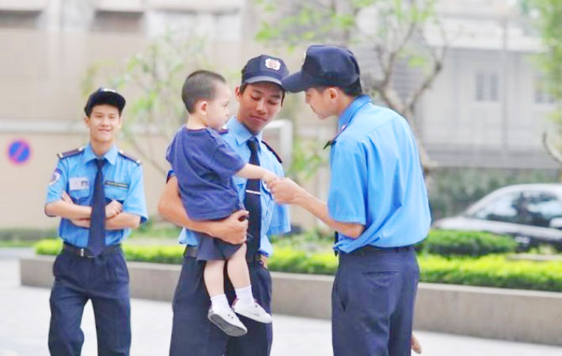 Bảo vệ chuyên nghiệp giữ an toàn toàn vẹn tại mục tiêu
