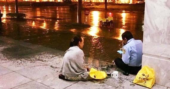 Vợ đội mưa đưa cơm cho chồng làm bảo vệ - Có tiền cũng không mua được