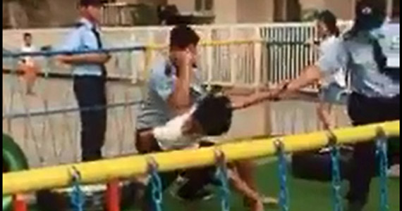 Bảo vệ hành hung cậu bé 13 tuổi đá banh trong chung cư