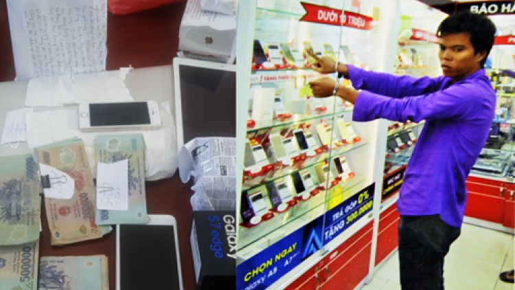 Bảo vệ trộm tiền ch&iacute;nh nơi m&igrave;nh đang bảo vệ